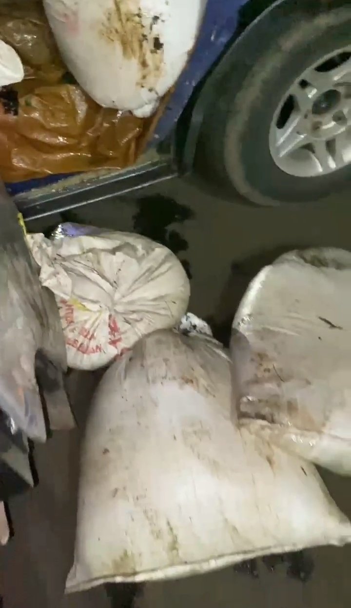 Foto dok. Saat barang bukti tertangkap di wilayah desa Gandarum Kajen didalam mobil minibus merk Hijet
