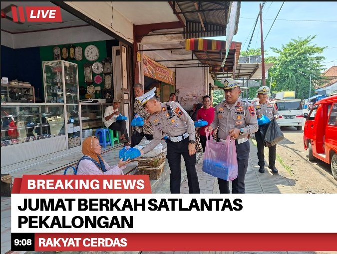 Satlantas Polres Pekalongan Tebar Kepedulian Lewat Jumat Berkah, Puluhan Nasi Kotak Dibagikan kepada Warga