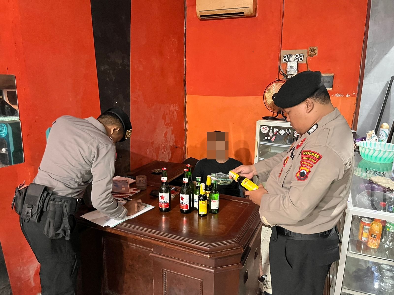 Razia Malam Polres Pekalongan Sasar Miras, 19 Botol Diamankan dari Warung hingga Kafe di Gejlig