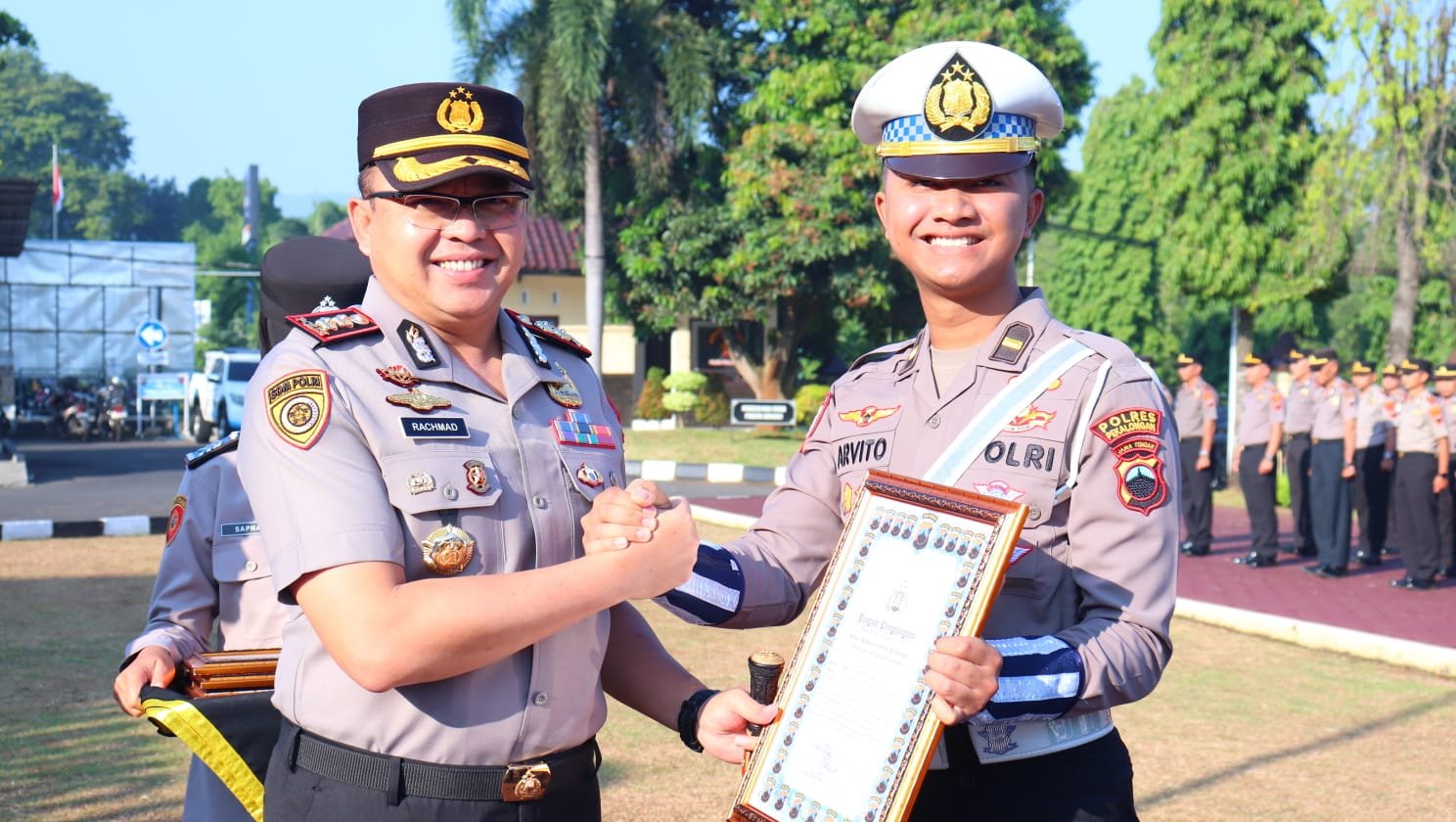 Polres Pekalongan Beri Penghargaan kepada 10 Personel Berprestasi, Apresiasi Kinerja Unggul dalam Pelayanan Publik dan Inovasi Kepolisian