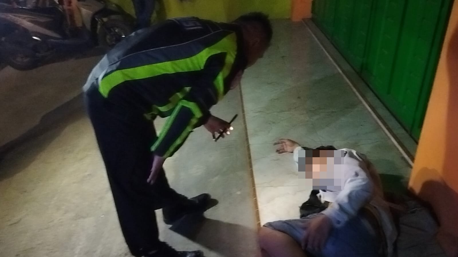 Respons Cepat Polsek Bojong Evakuasi Pria Tergeletak Di Emperan Toko Dekat Pertigaan Pasar Bojong
