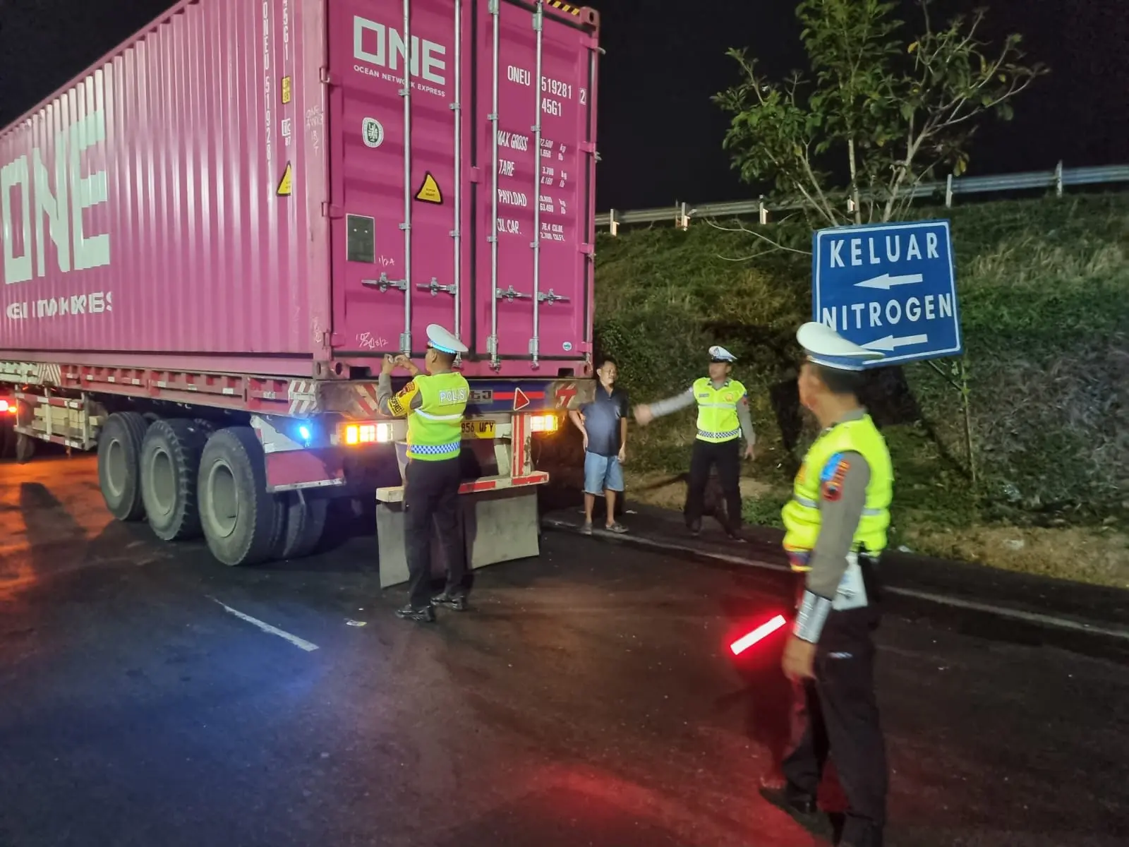 Patroli Operasi Patuh Candi, Satlantas Pekalongan Ingatkan Sopir Truk soal Keselamatan