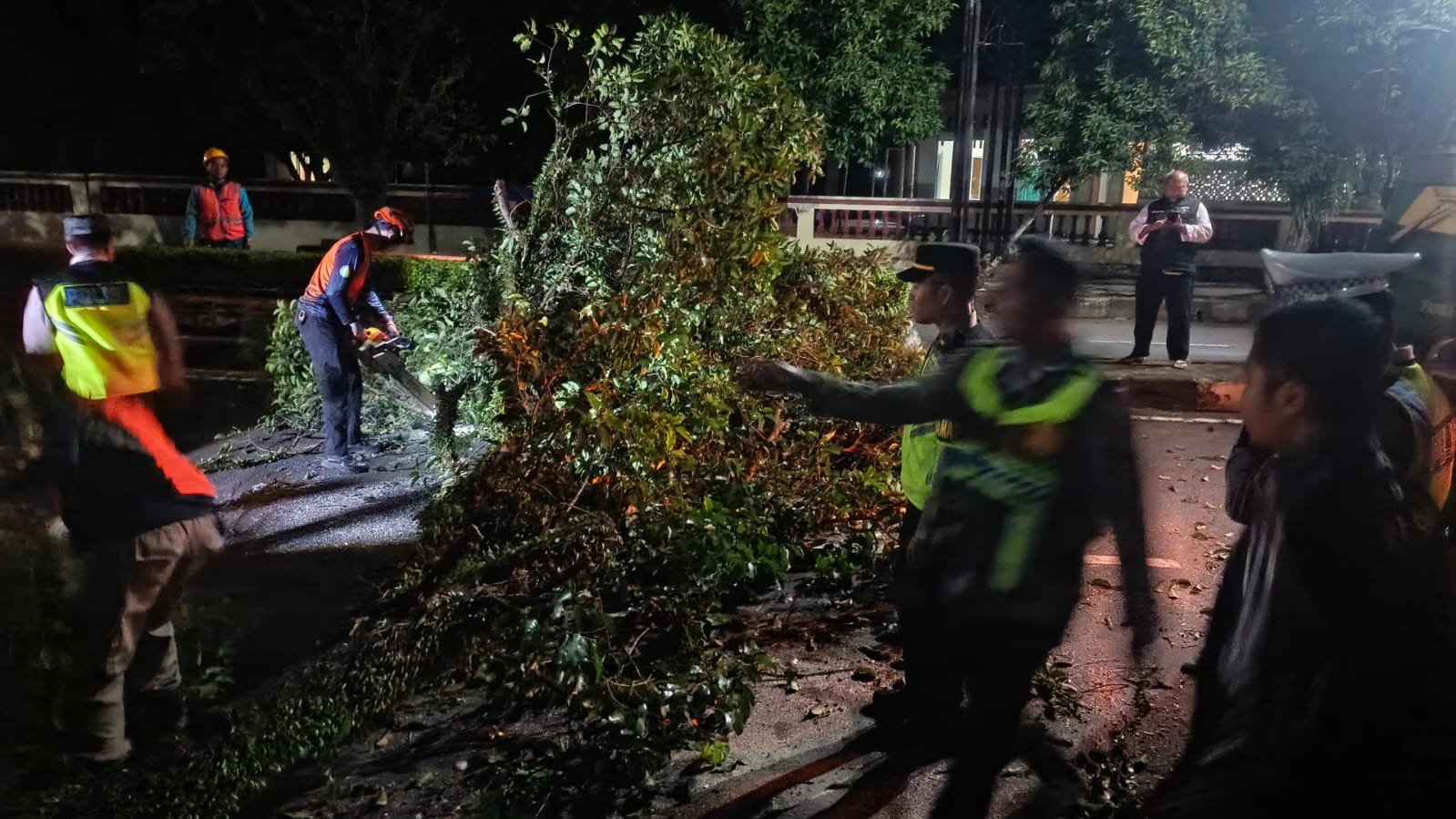 Truk Muatan Hebel Tabrak Pohon di Depan SMAN 1 Kajen, Arus Lalu Lintas Sempat Tersendat