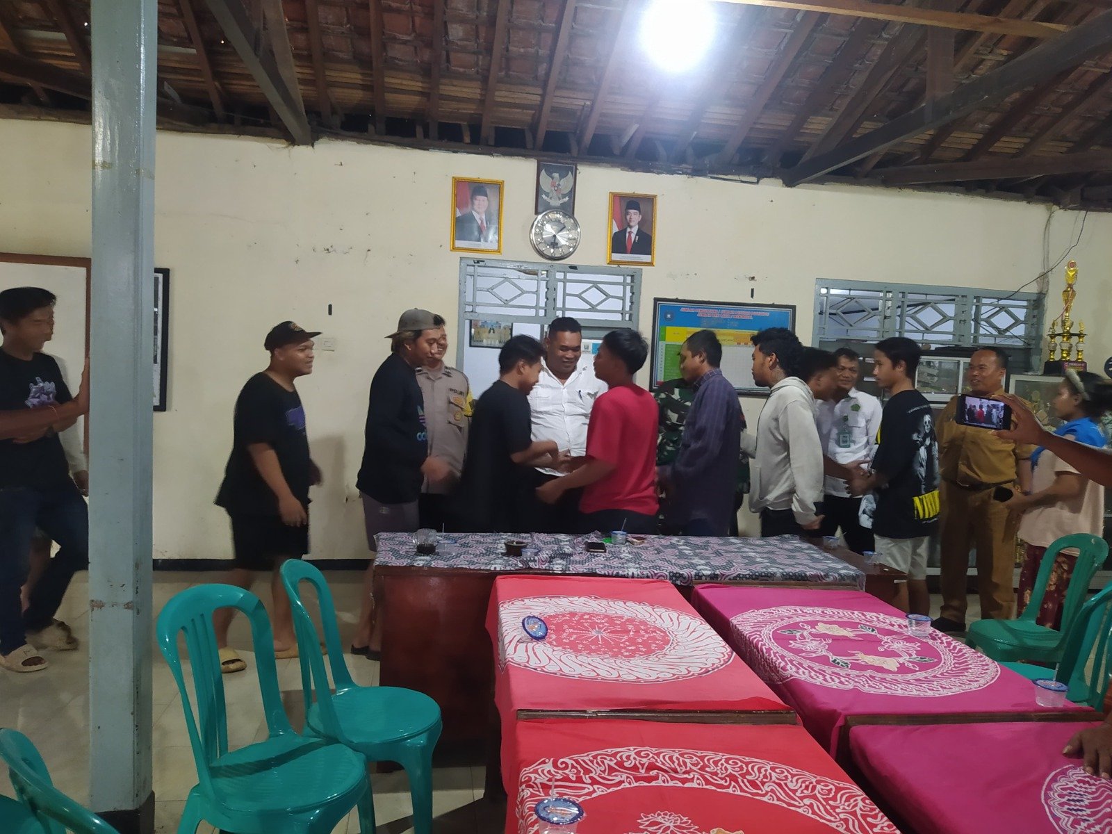Bhabinkamtibmas Polsek Kajen Redam Konflik Antar Pemuda di Desa Gejlig Melalui Mediasi Kekeluargaan