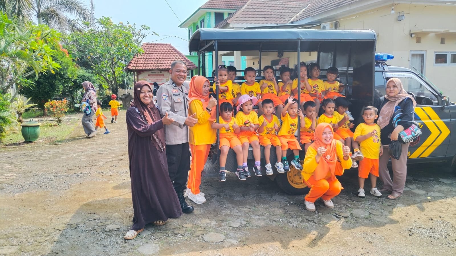 Puluhan Siswa KB Ceria Doro Kunjungi Mapolsek Doro, Belajar Tugas Polisi dengan Penuh Keceriaan