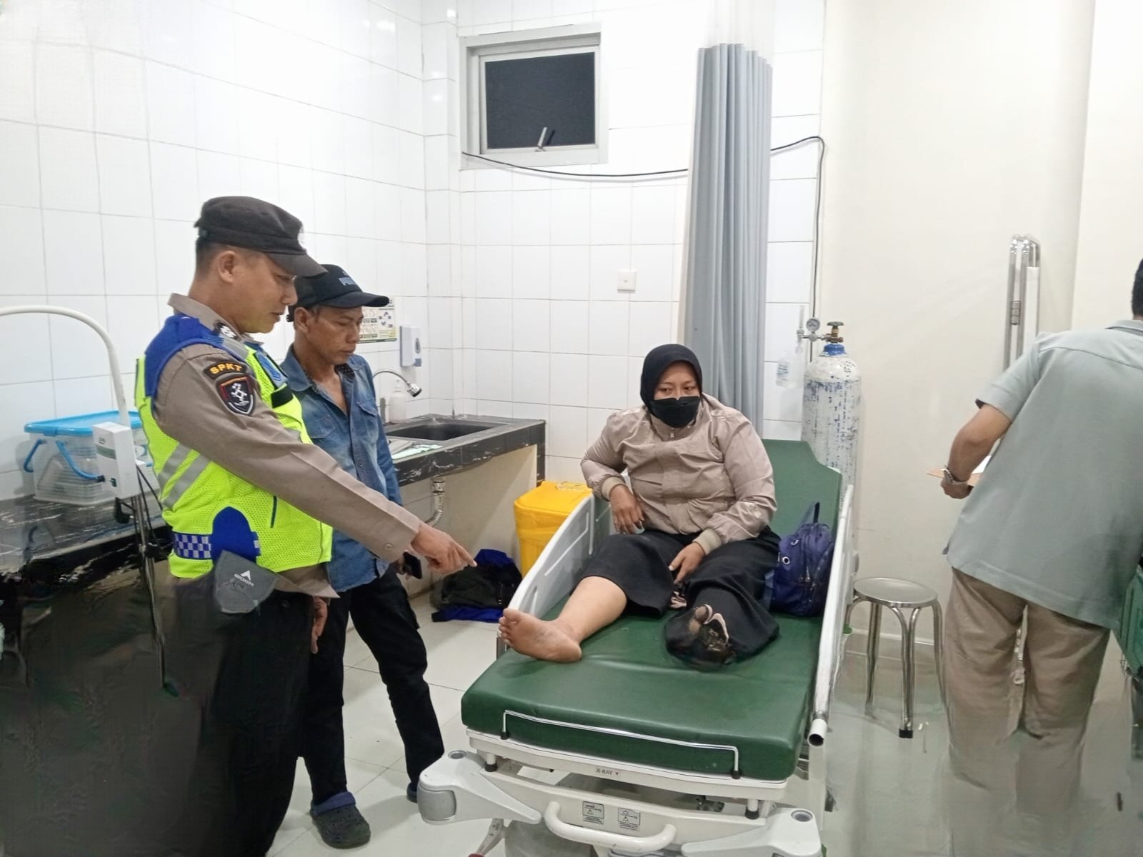 Laporan Warga Masuk Lewat Call Center 110, Polisi Gerak Cepat Evakuasi Korban Kecelakaan di Karanganyar