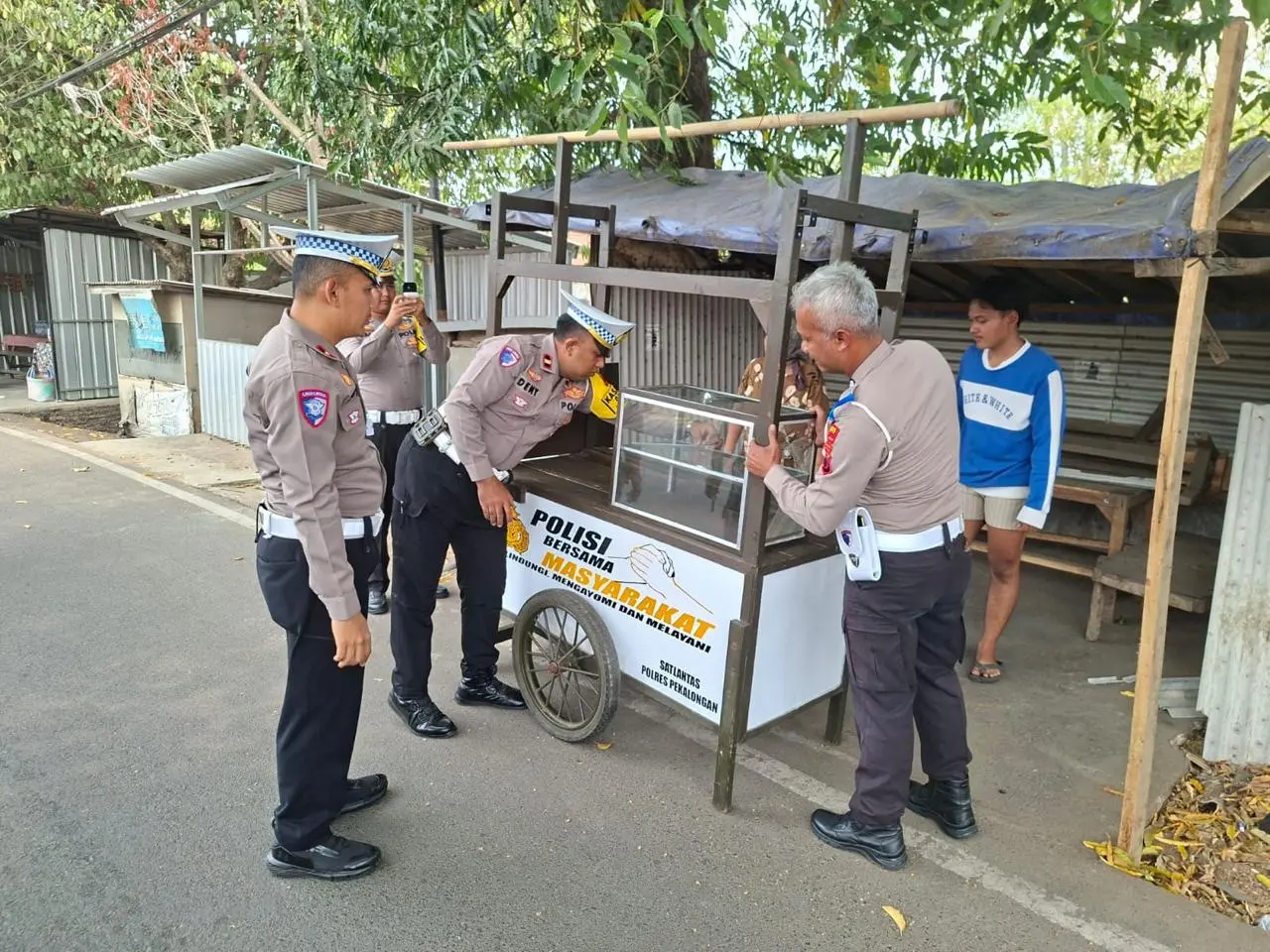 Peduli Korban Kecelakaan, Satlantas Polres Pekalongan Serahkan Gerobak untuk Ibu Halimah