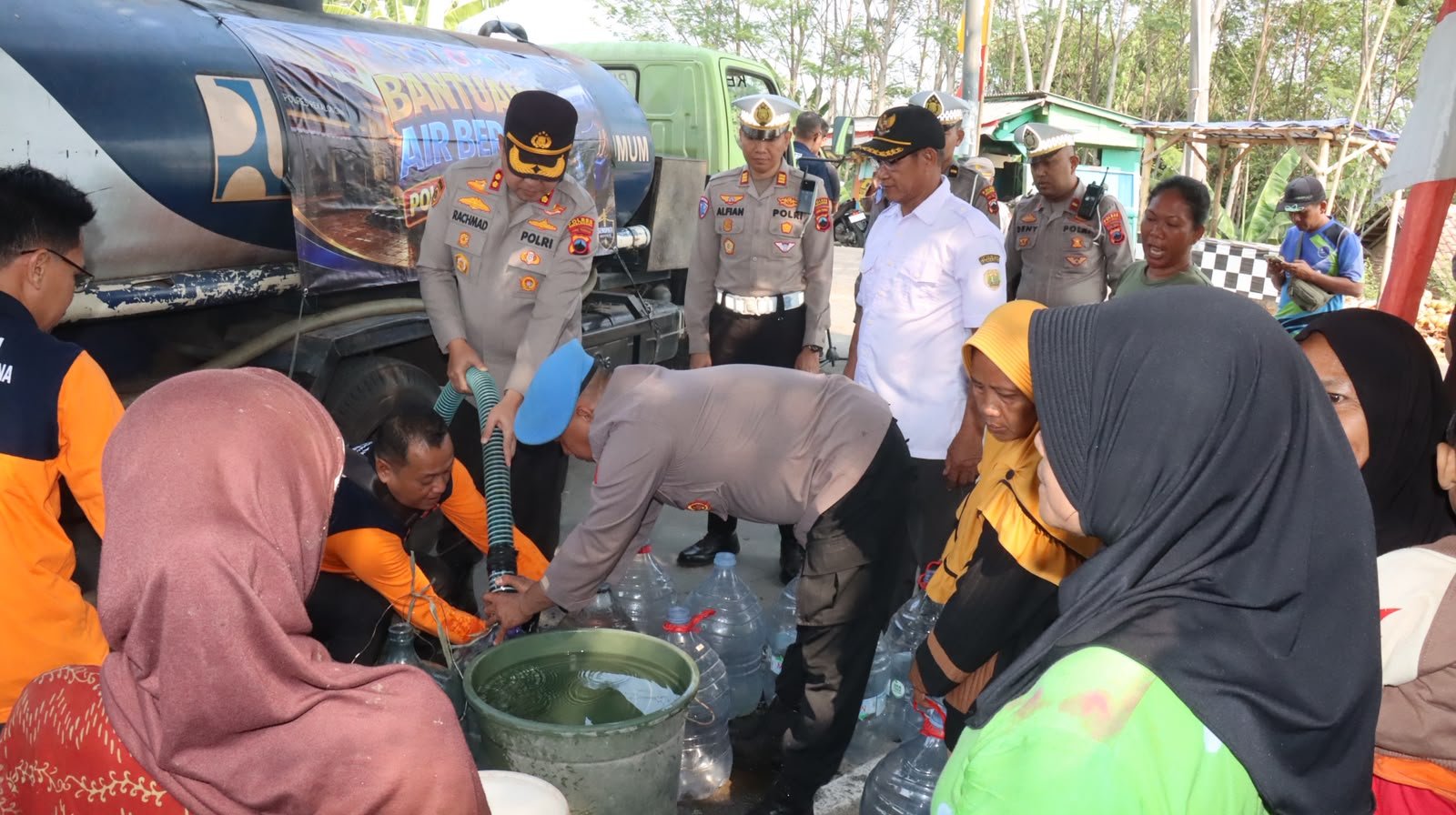 Puncak Kemarau, Warga Brondong Kesesi Krisis Air Bersih, Polres Pekalongan Turun Tangan