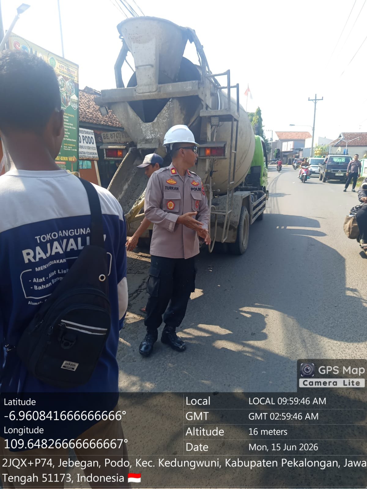 Sambut Hari Bhayangkara ke-80, Polsek Sragi dan Pos Lantas Sipait Gotong Royong Tambal Jalan Berlubang hingga Kedungwuni