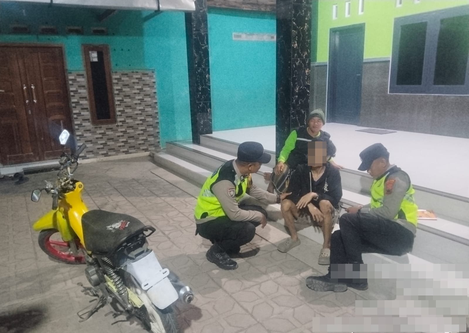 Polsek Sragi Gerak Cepat Tangani Pria Tuna Wicara yang Tersesat di Tengah Malam, Berhasil Dipertemukan Kembali dengan Keluarga
