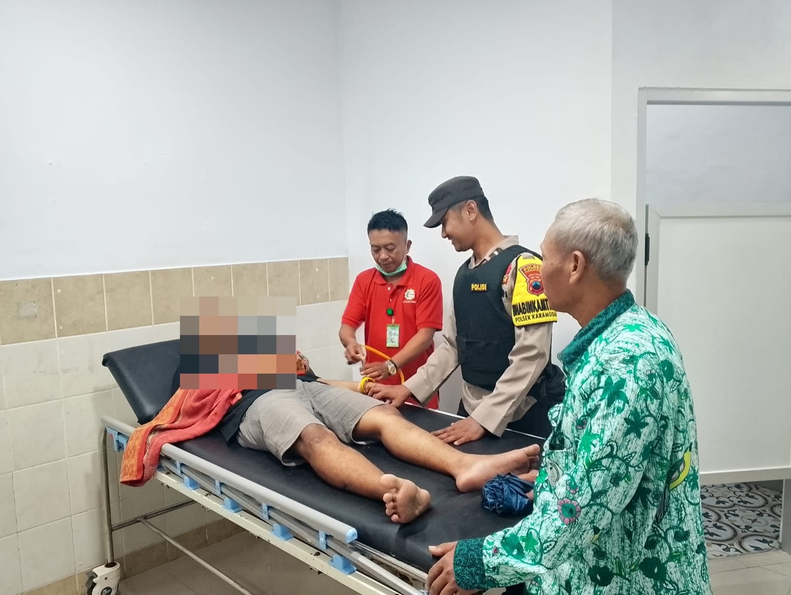 Respons Humanis Polsek Karangdadap Tangani ODGJ Mengamuk, Warga Kebonrowopucang Berhasil Dievakuasi ke Rumah Sakit