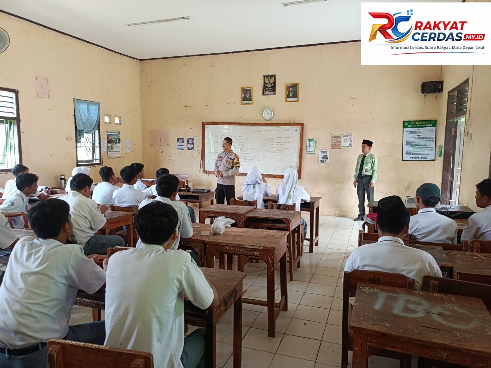 Sambang Dialogis di SMK Ma’arif NU Kajen, Bhabinkamtibmas Tanamkan Disiplin dan Kesadaran Kamtibmas Sejak Dini