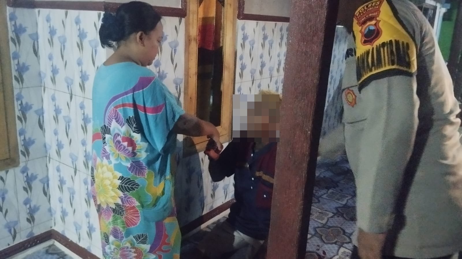 Bhabinkamtibmas Polsek Bojong Mediasi Kasus Perusakan Rumah di Duwet, Konflik Keluarga Berakhir Damai Lewat Musyawarah