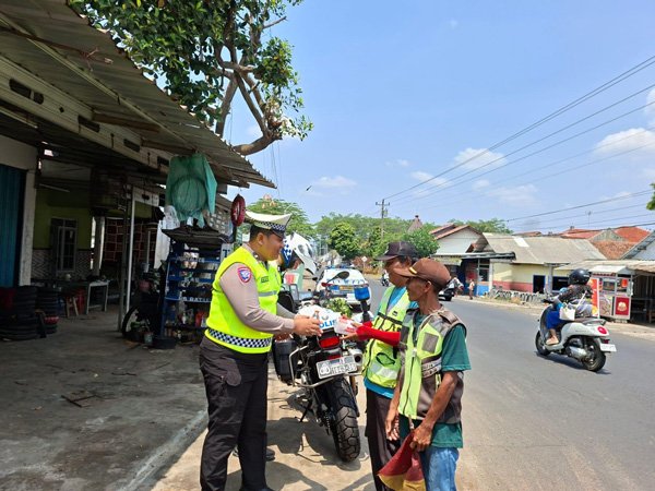Jumat Berkah, Satlantas Polres Pekalongan Bagikan Nasi Kotak untuk Pedagang dan Tukang Becak di Karanganyar dan Kajen