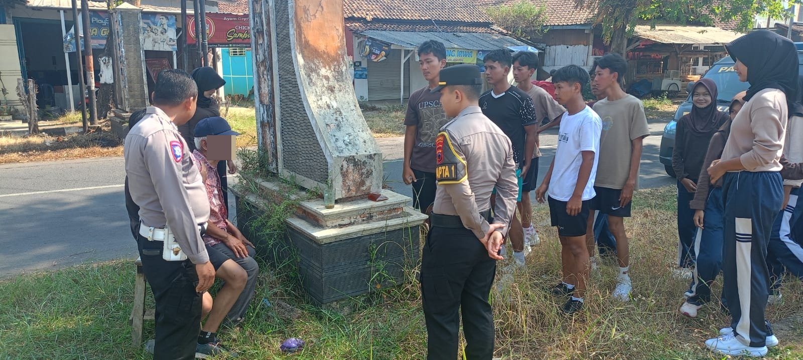 Respons Cepat Polres Pekalongan Selamatkan Lansia Terlantar di Perbatasan Karanganyar–Kajen, Kepedulian Warga Tuai Apresiasi